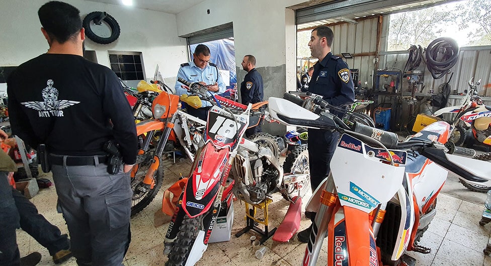 אופנועים מזויפים במוסך בתל שבע